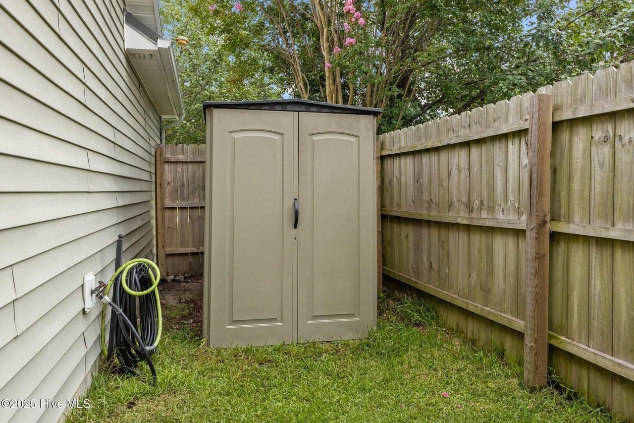 300 Foxhall Rd - Photo 3 of 38