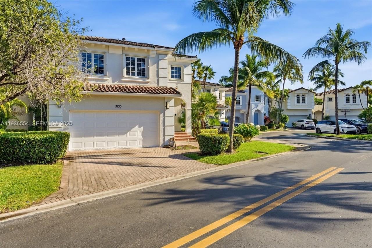 3135 Ne 211th St - Photo 2 of 32