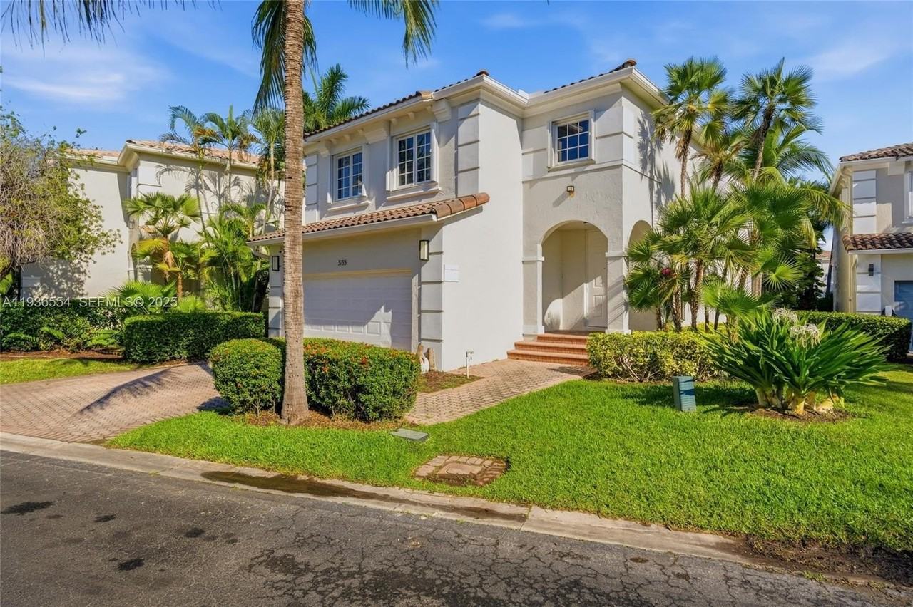 3135 Ne 211th St - Photo 3 of 32