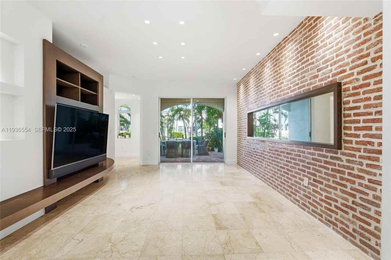 3135 Ne 211th St - Photo 4 of 32