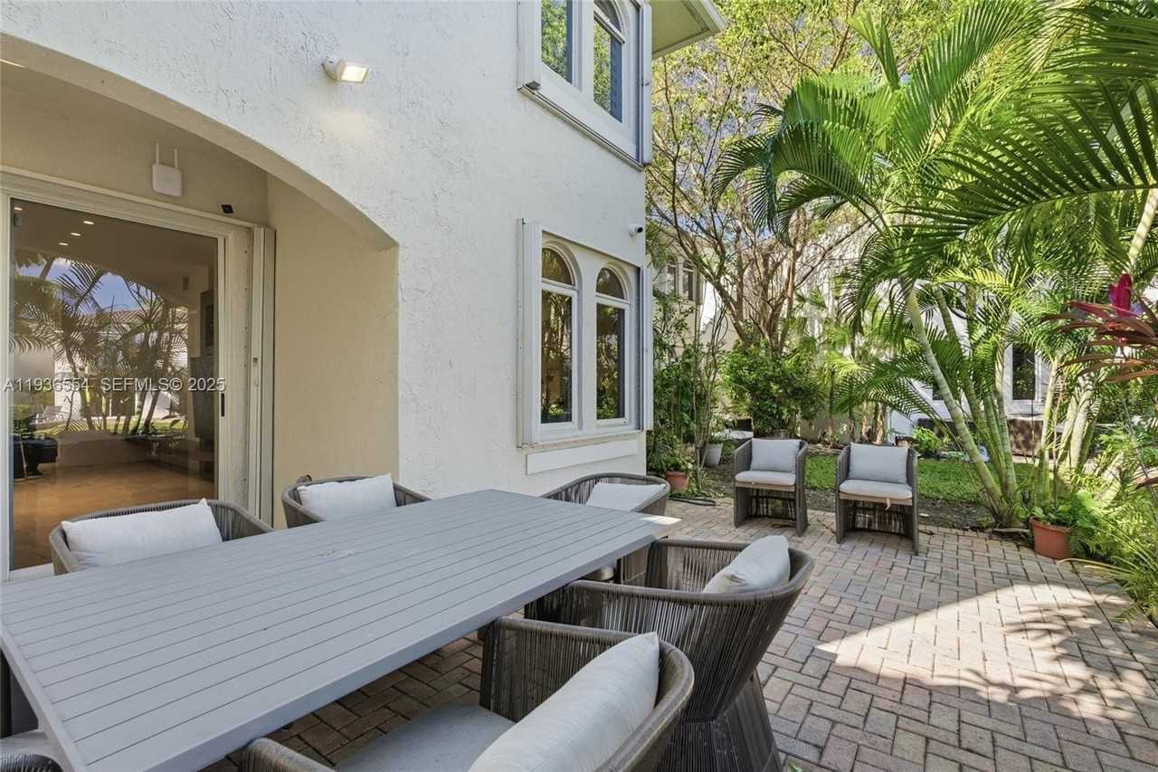 3135 Ne 211th St - Photo 6 of 32