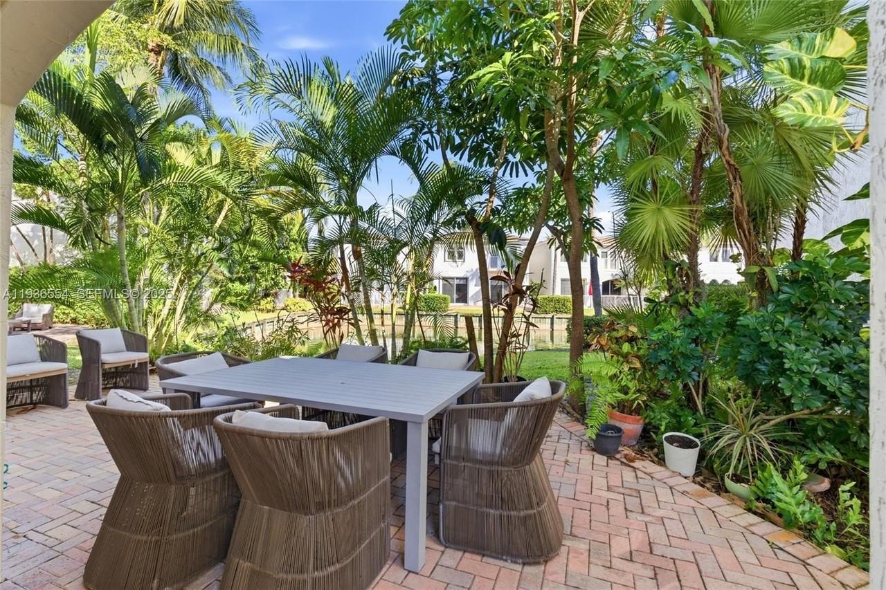 3135 Ne 211th St - Photo 7 of 32