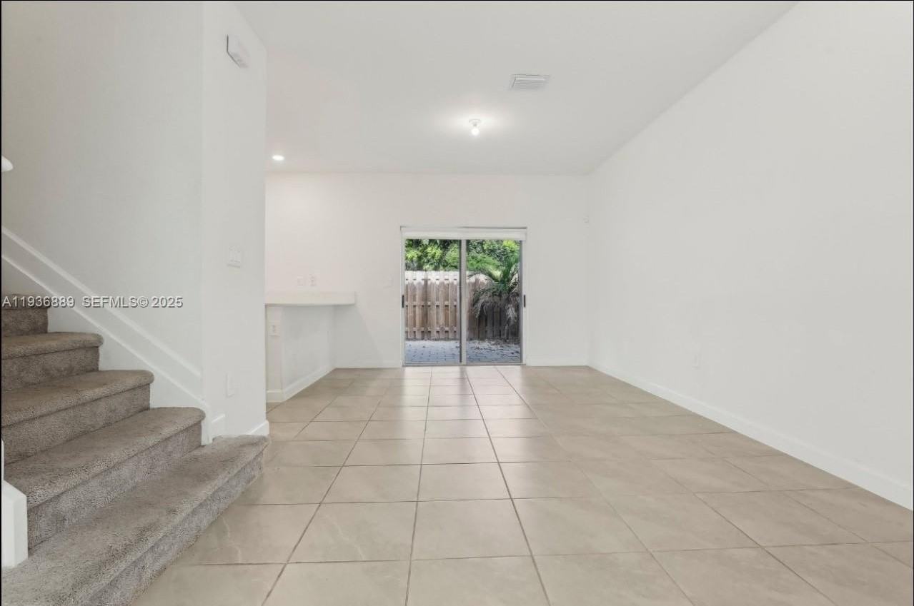 2645 Se 17th St - Photo 2 of 10