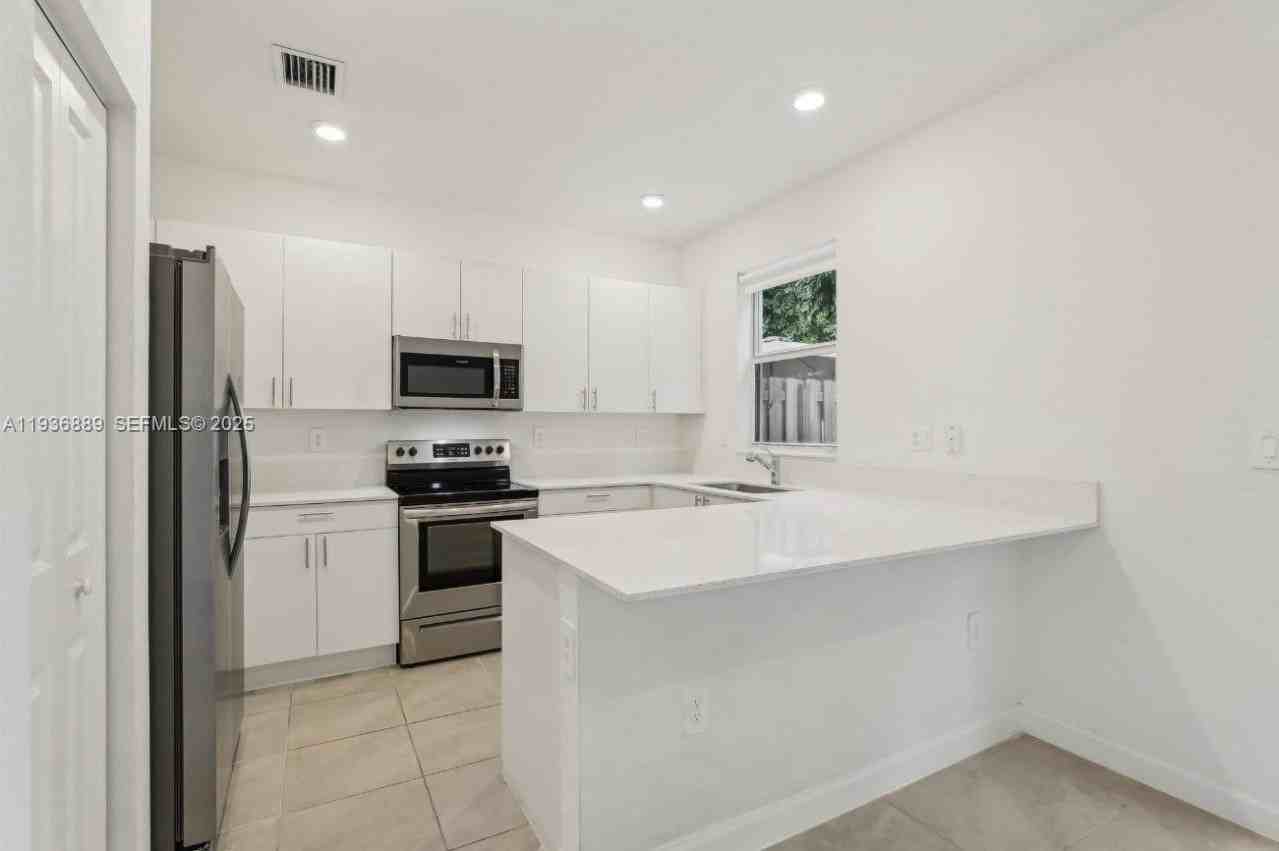 2645 Se 17th St - Photo 3 of 10