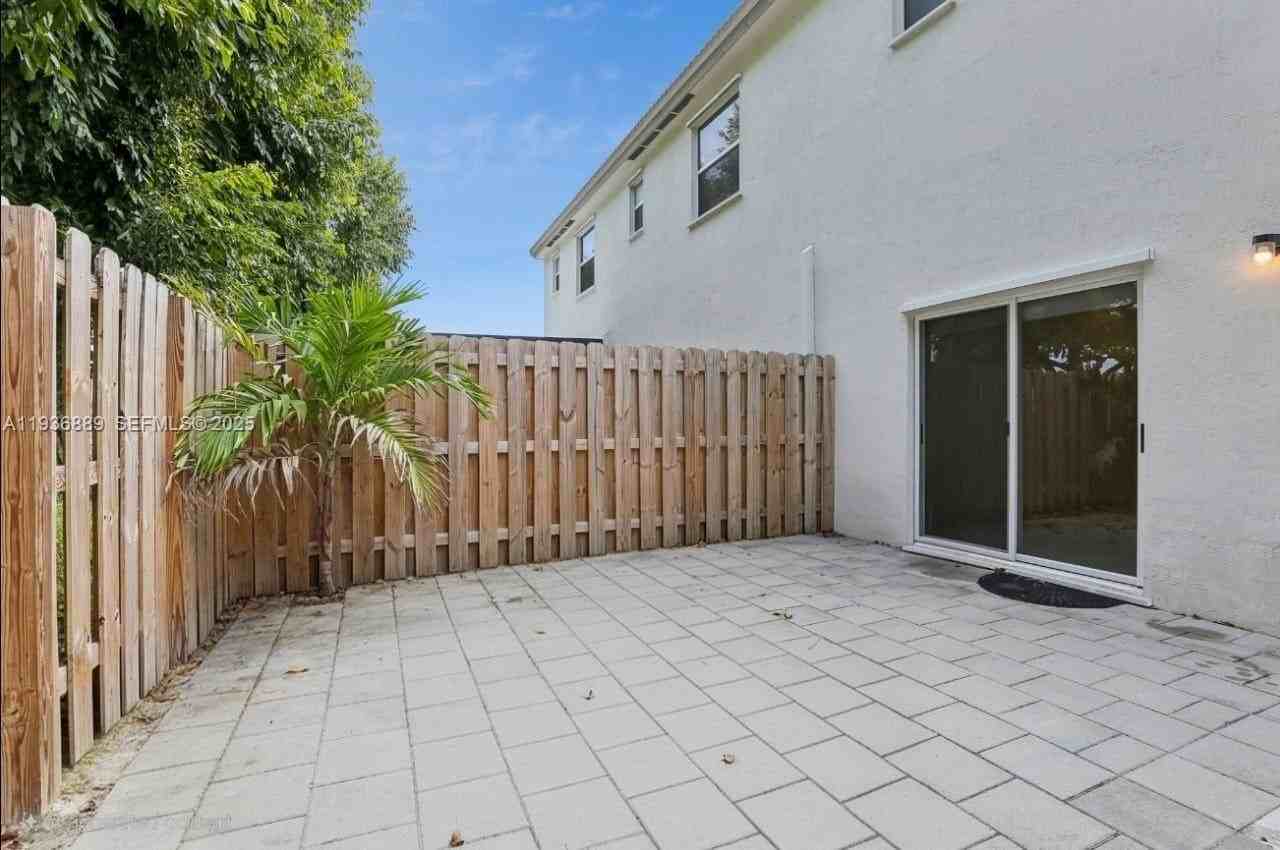 2645 Se 17th St - Photo 4 of 10