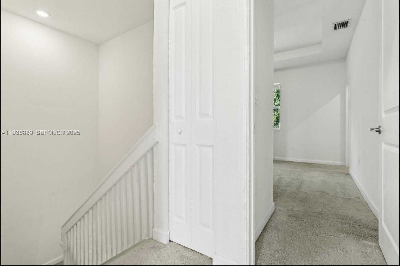 2645 Se 17th St - Photo 6 of 10