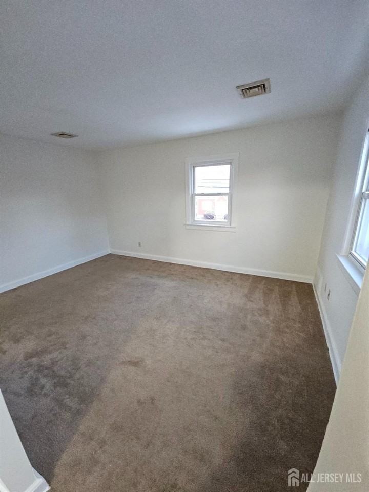 33 Avenel St - Photo 5 of 10