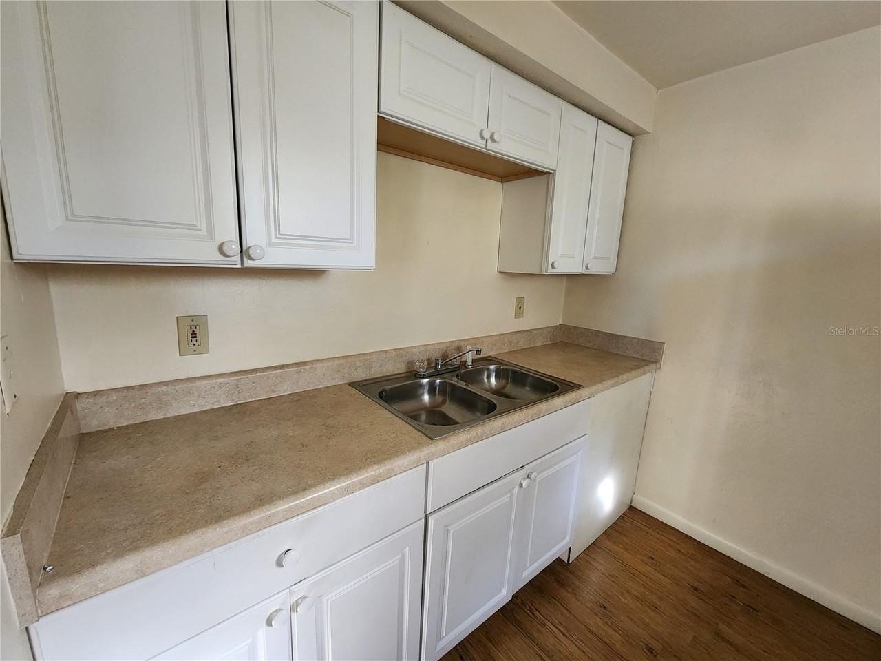 701 Sw 67th Ter #D - Photo 4 of 15