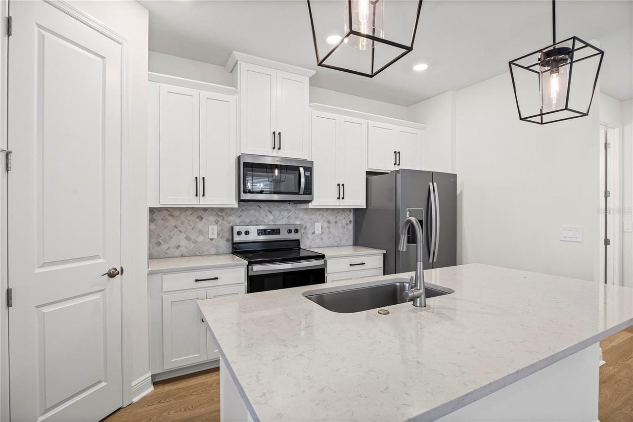 16436 Silver Brook Way - Photo 3 of 18