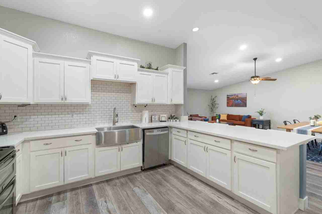 E Carmel Ave - Photo 4 of 14