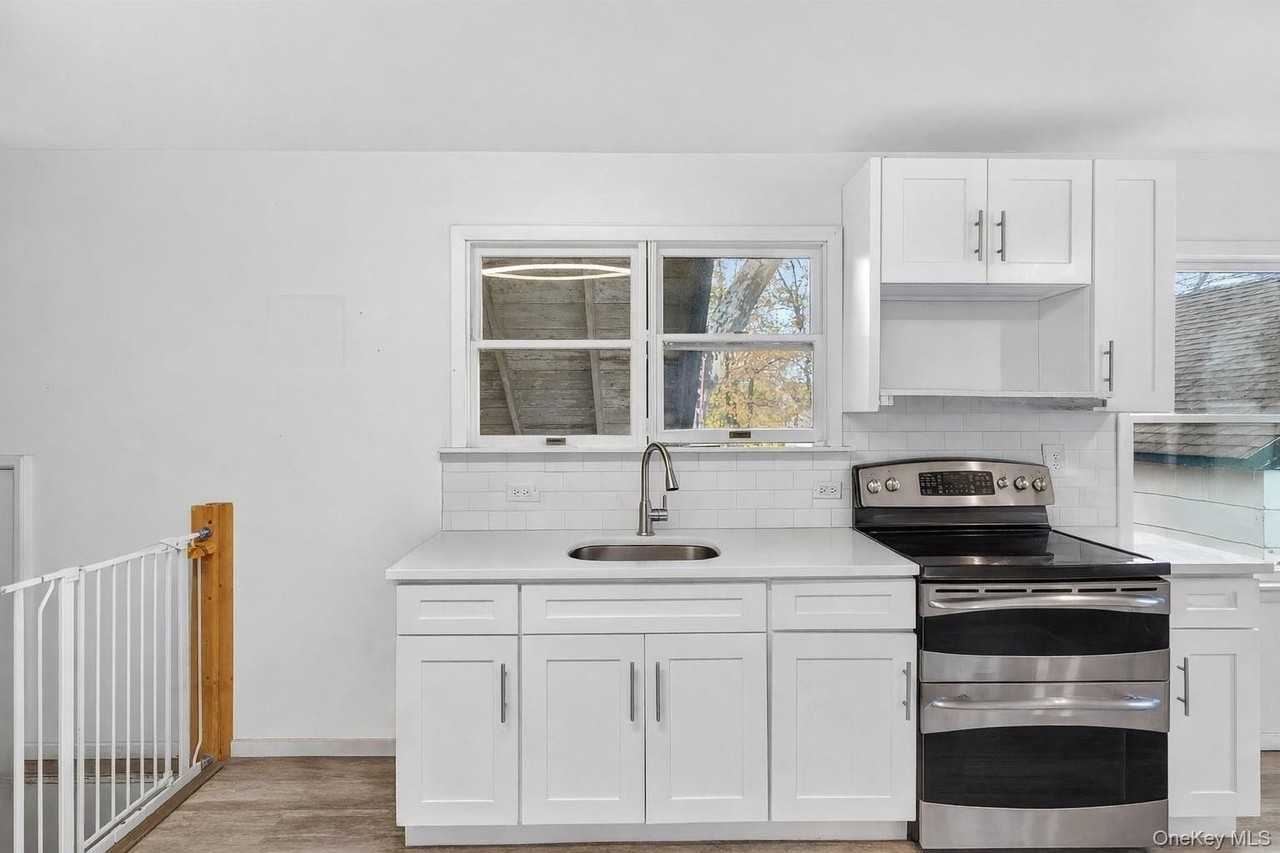 36 Swezey Pl - Photo 4 of 15