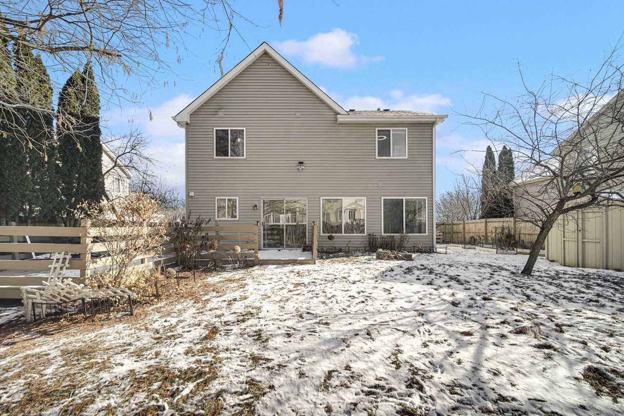 1384 Roxbury Dr - Photo 4 of 5