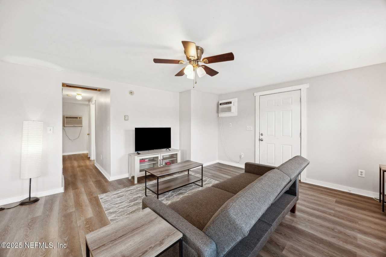 5342 Kingsbury St - Photo 4 of 12