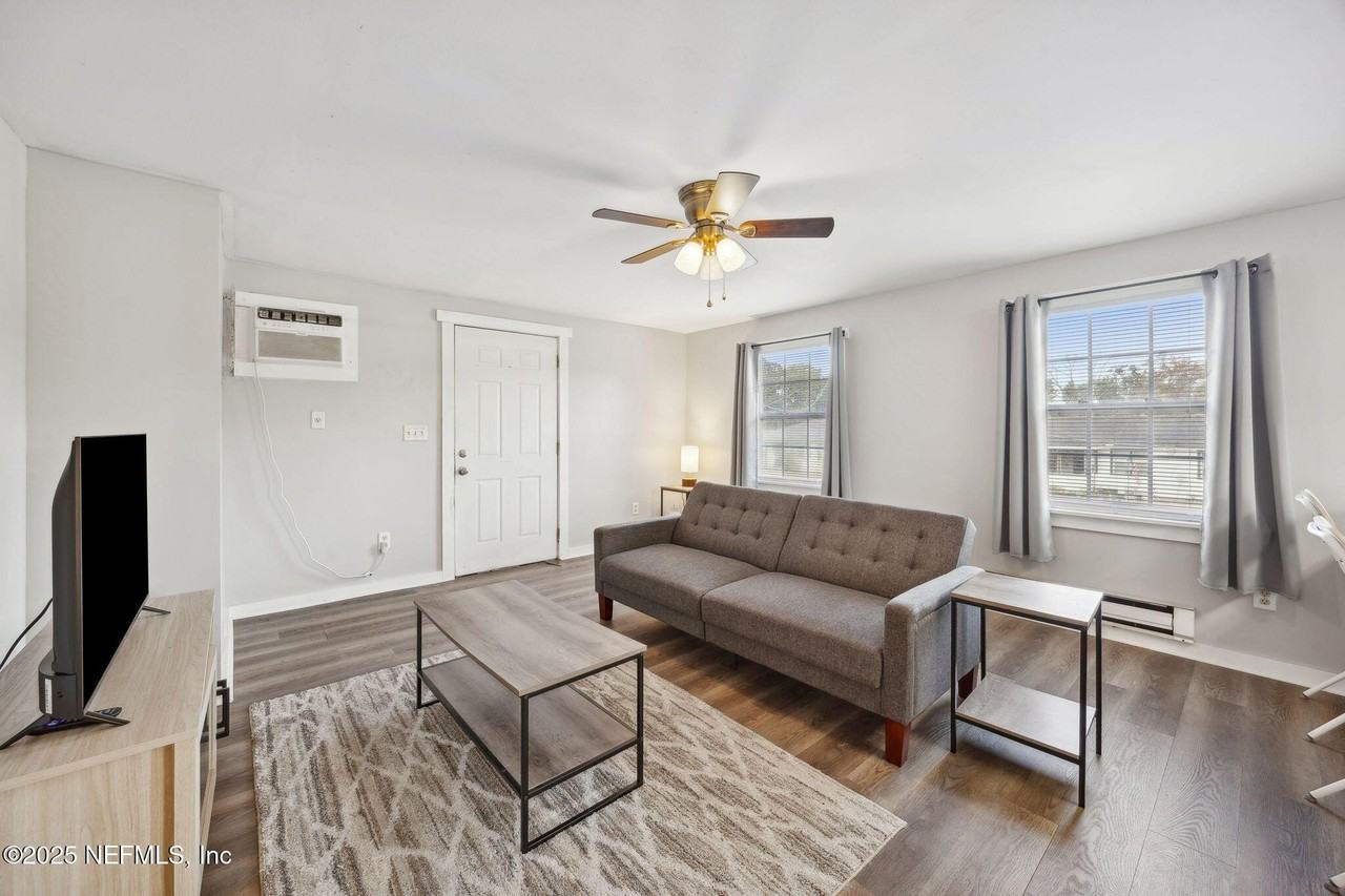 5342 Kingsbury St - Photo 7 of 12