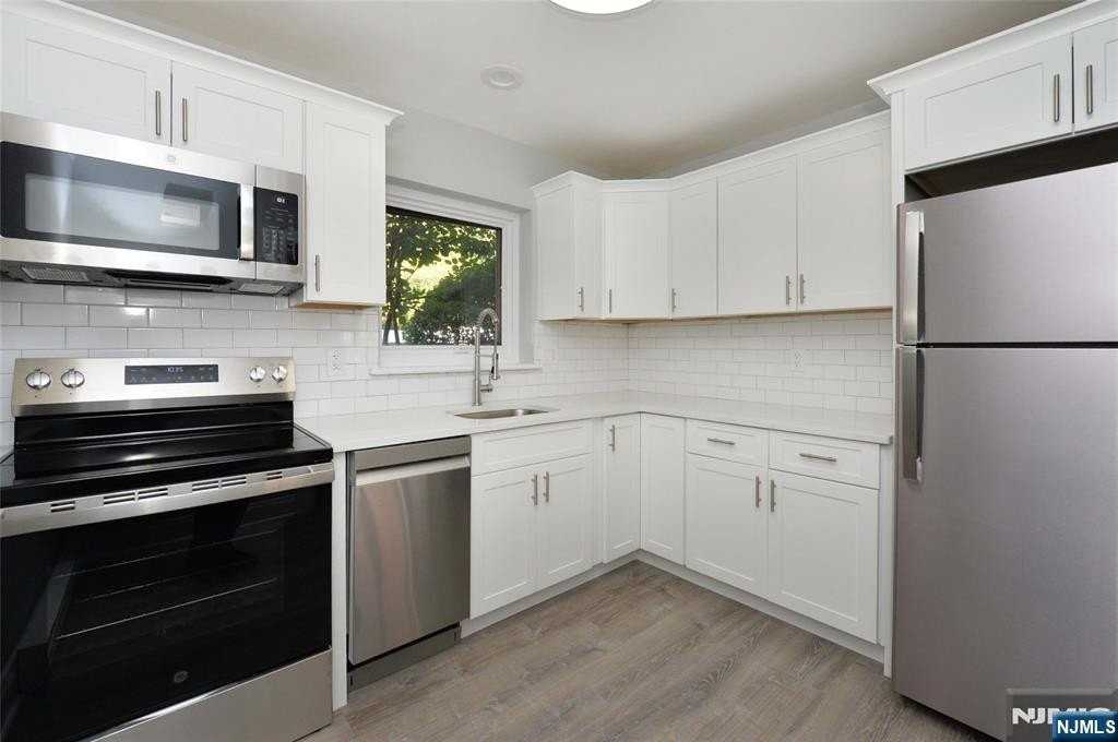 260 Oak St Apt E4 - Photo 7 of 12