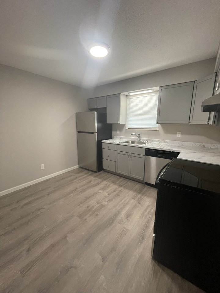 305 Lynnwood Drive5 #5 - Photo 2 of 12