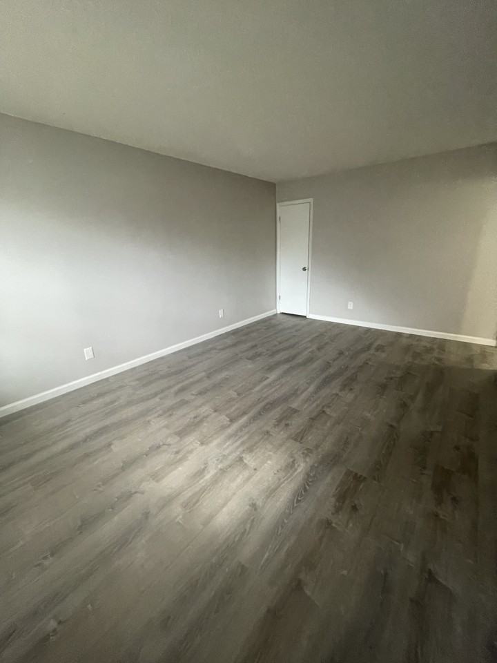 305 Lynnwood Drive5 #5 - Photo 3 of 12