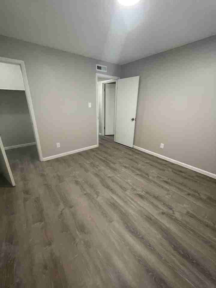 305 Lynnwood Drive5 #5 - Photo 5 of 12