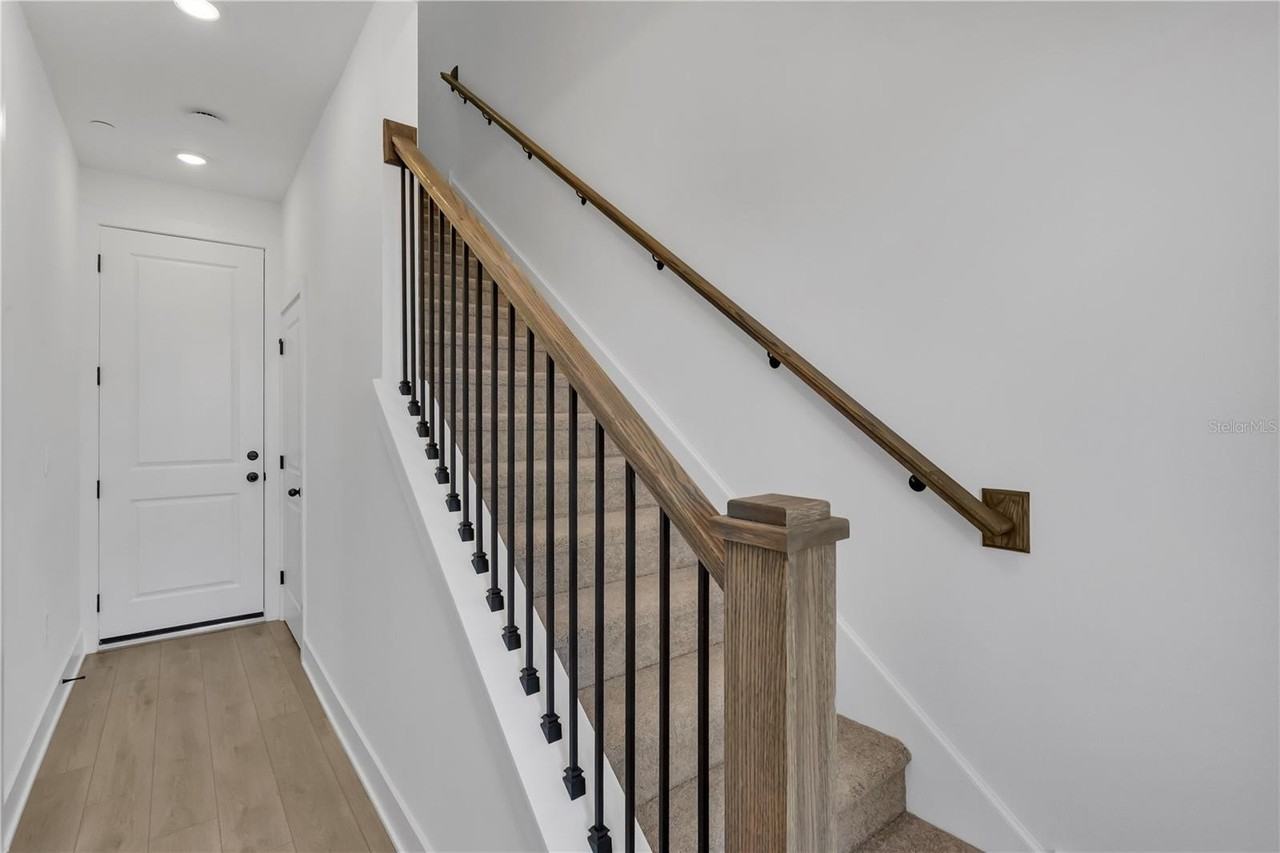 15381 Hamlin Park Dr - Photo 4 of 33