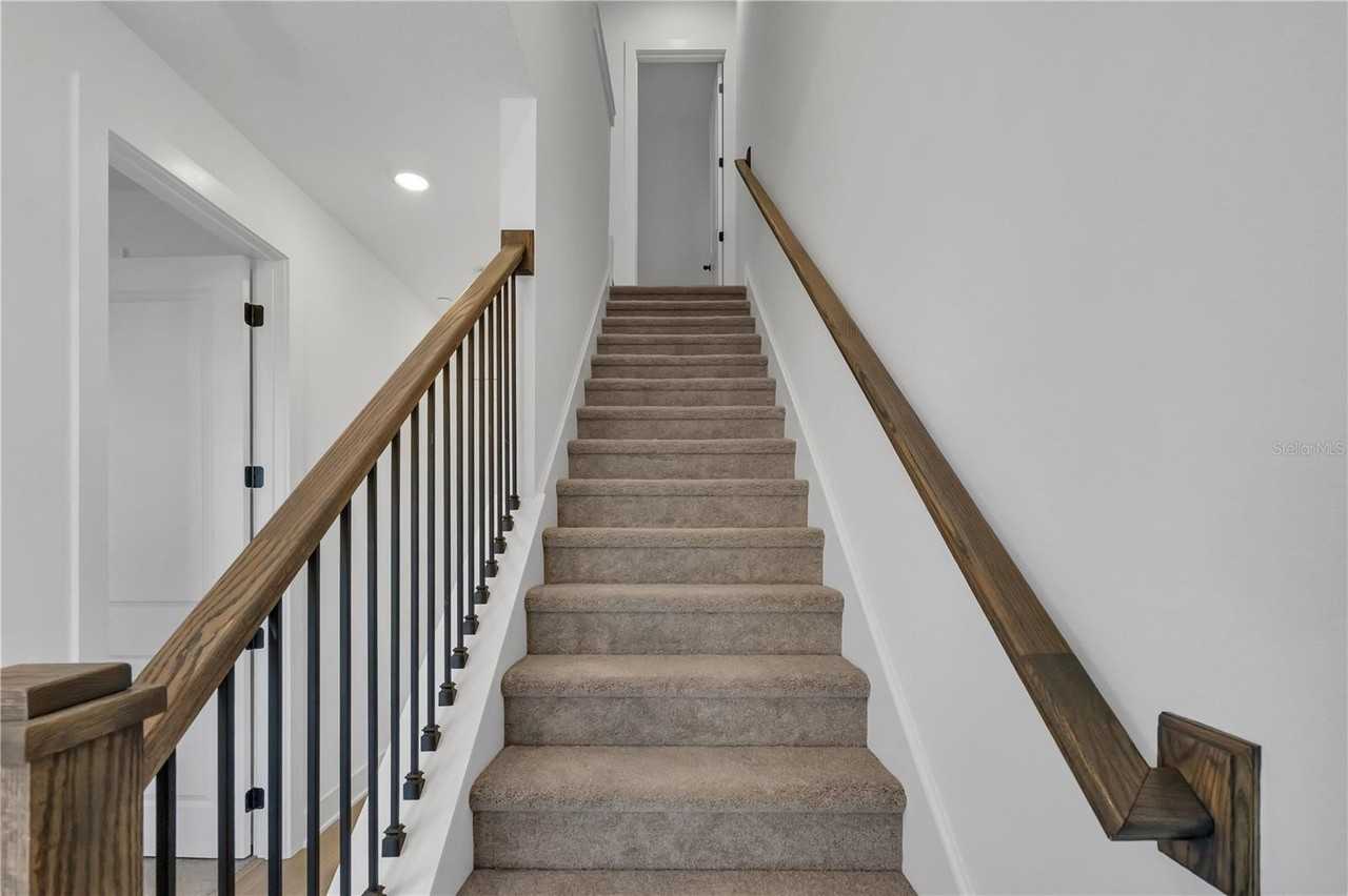 15381 Hamlin Park Dr - Photo 5 of 33