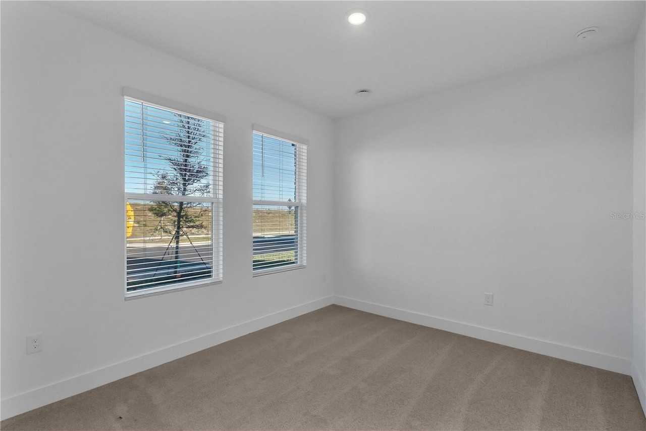 15381 Hamlin Park Dr - Photo 7 of 33