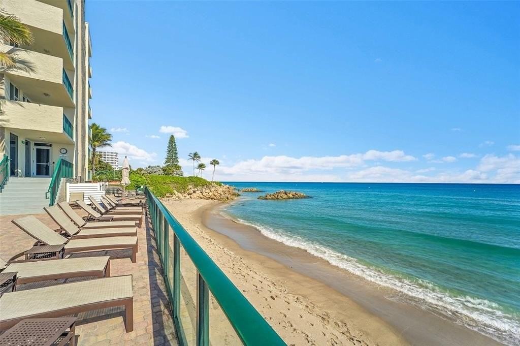 1239 Hillsboro Mile #109 - Photo 4 of 37