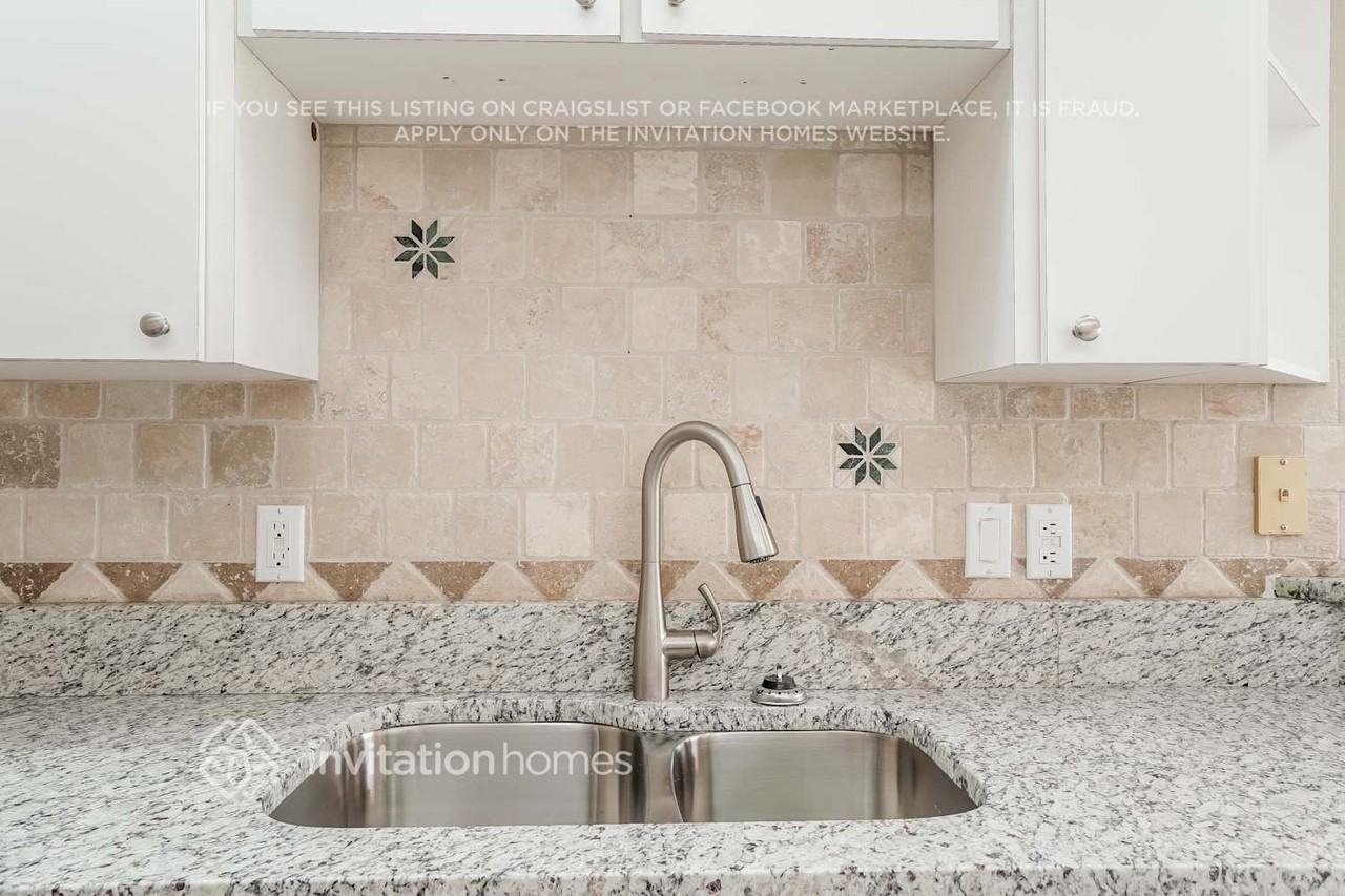 23156 Hillsdale Ave - Photo 6 of 20