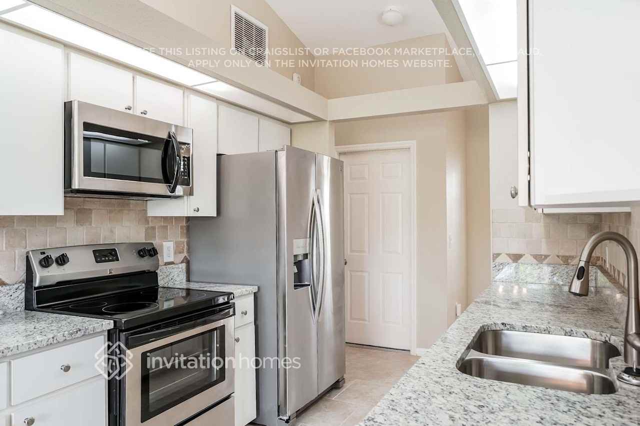 23156 Hillsdale Ave - Photo 7 of 20