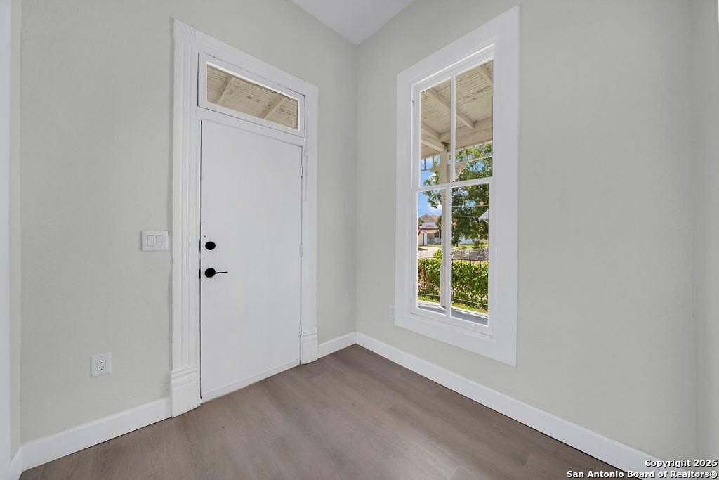 1219 Muncey - Photo 3 of 12