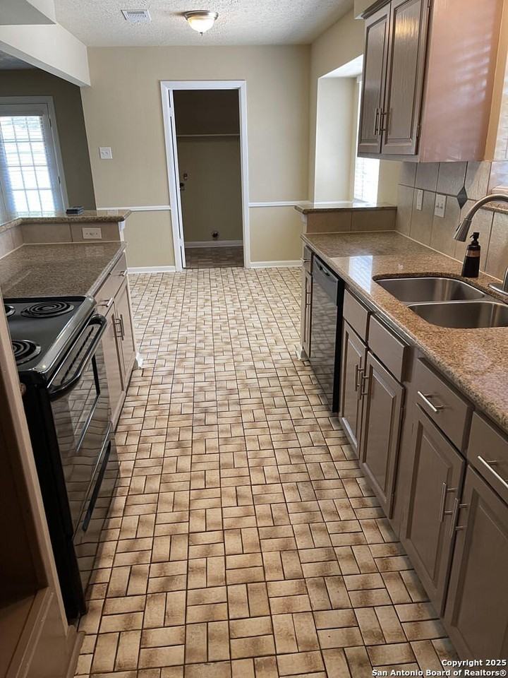 10306 Twin Hills Ct - Photo 6 of 11