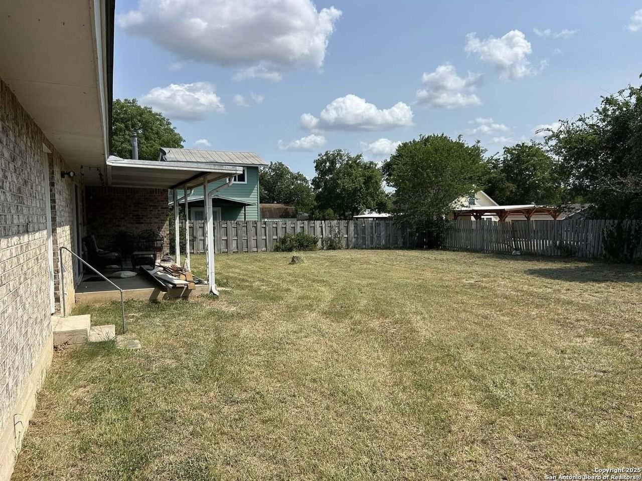 225 Barcelona Dr - Photo 3 of 12