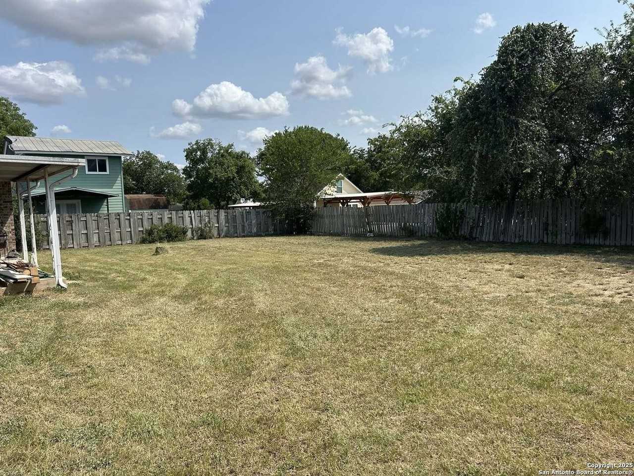 225 Barcelona Dr - Photo 5 of 12