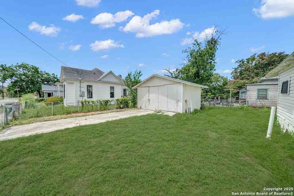 530 E Carson St - Photo 4 of 18