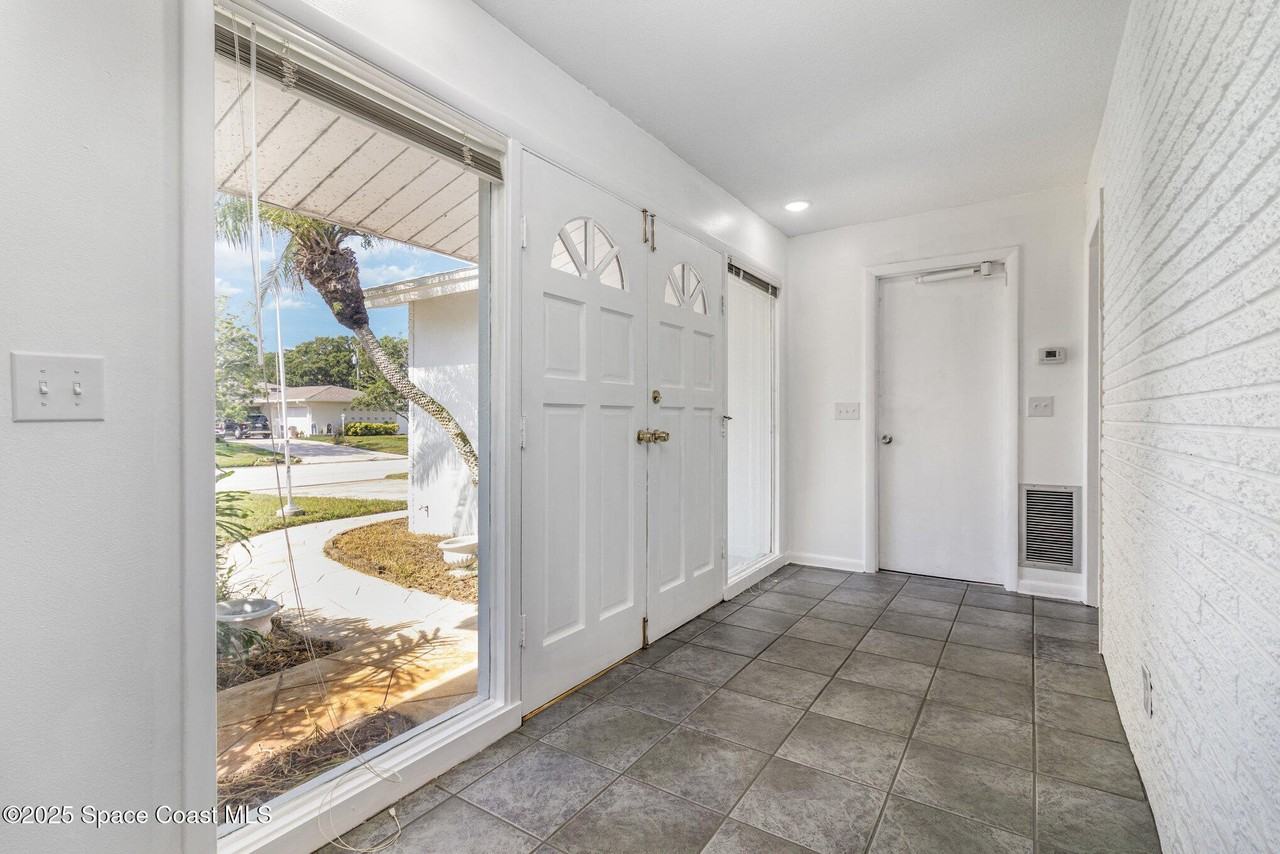 1292 Saint Andrews Dr - Photo 2 of 23