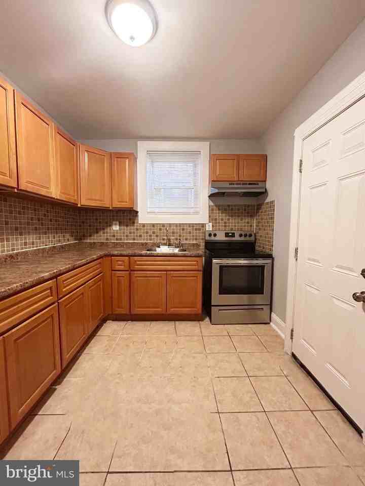 2512 S 66th St - Photo 6 of 18