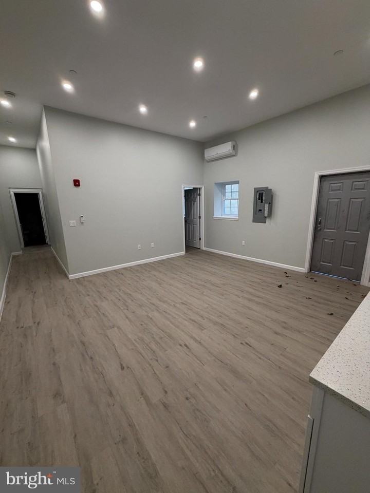 6035 Germantown Ave Unit 1r #1R - Photo 2 of 11