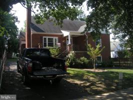 featured image of 1320B Rowe St