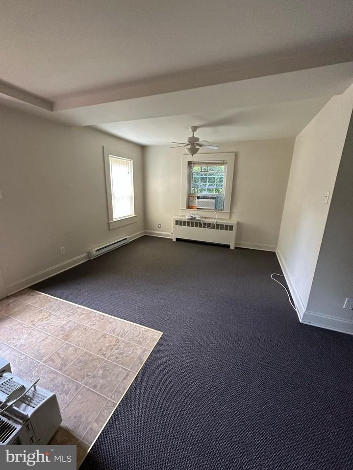 1320B Rowe St - Photo 3 of 13