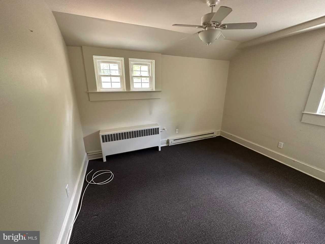 1320B Rowe St - Photo 4 of 13