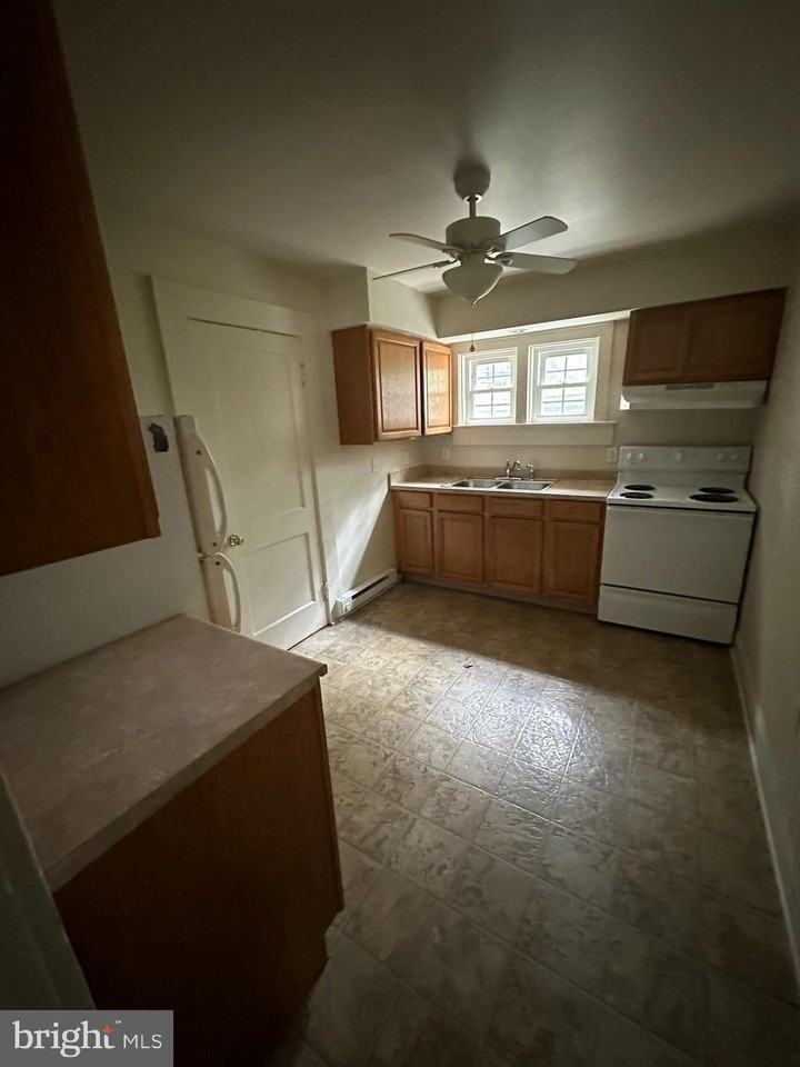 1320B Rowe St - Photo 6 of 13