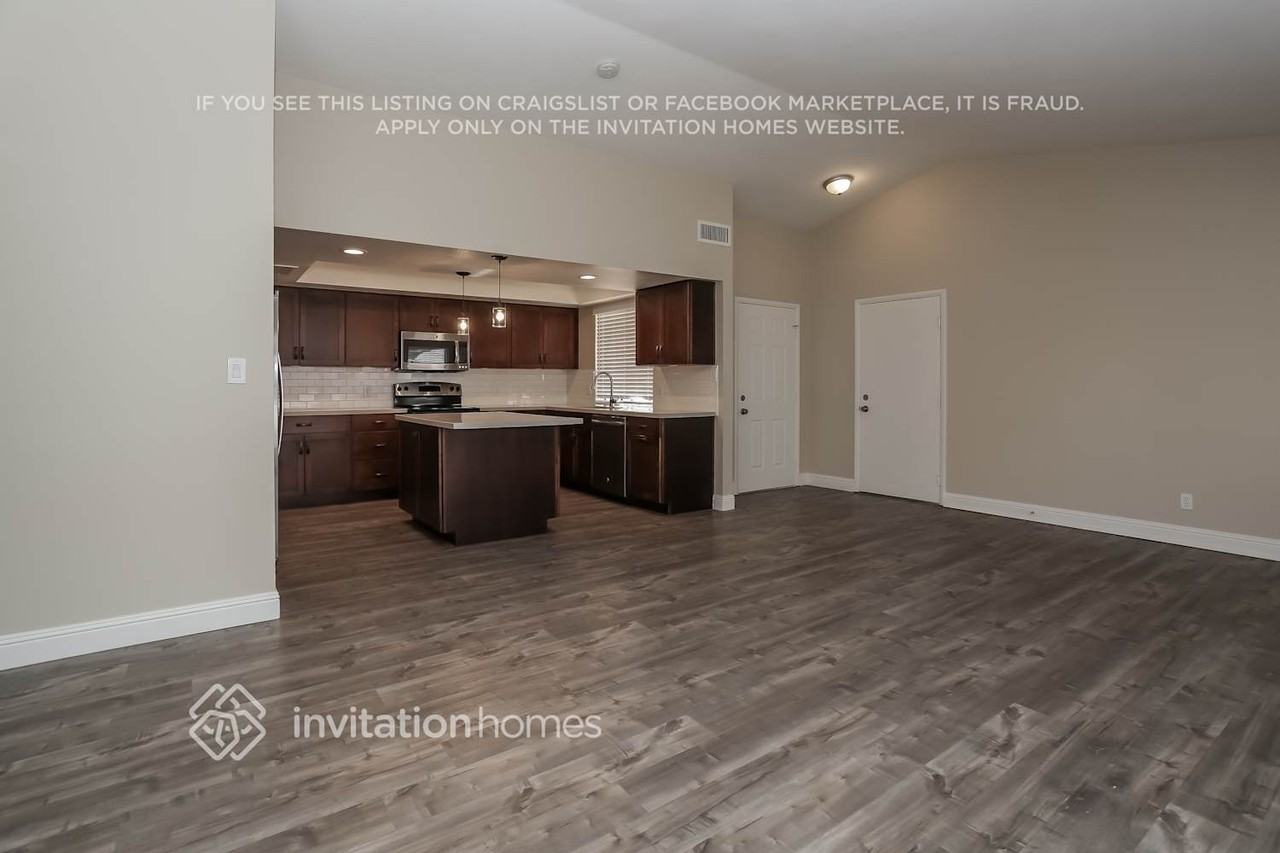 8428 Mulcahy Ave - Photo 3 of 11