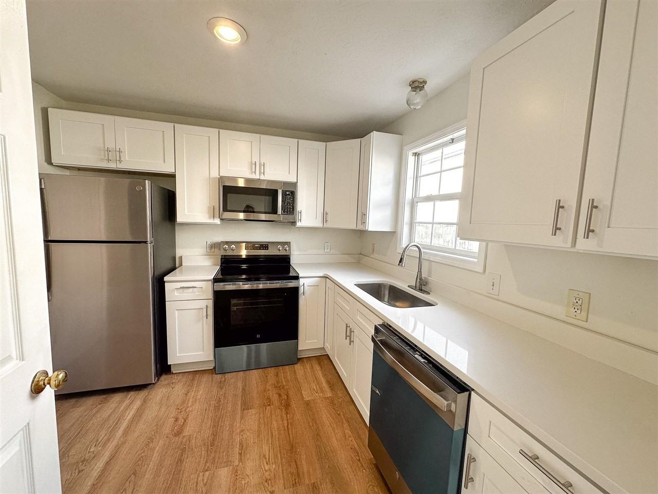 1225 N Lee Dr - Photo 3 of 18