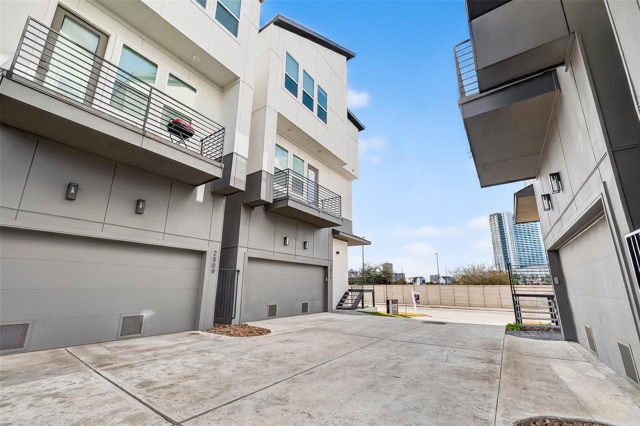 2511 N Macgregor Way - Photo 3 of 42