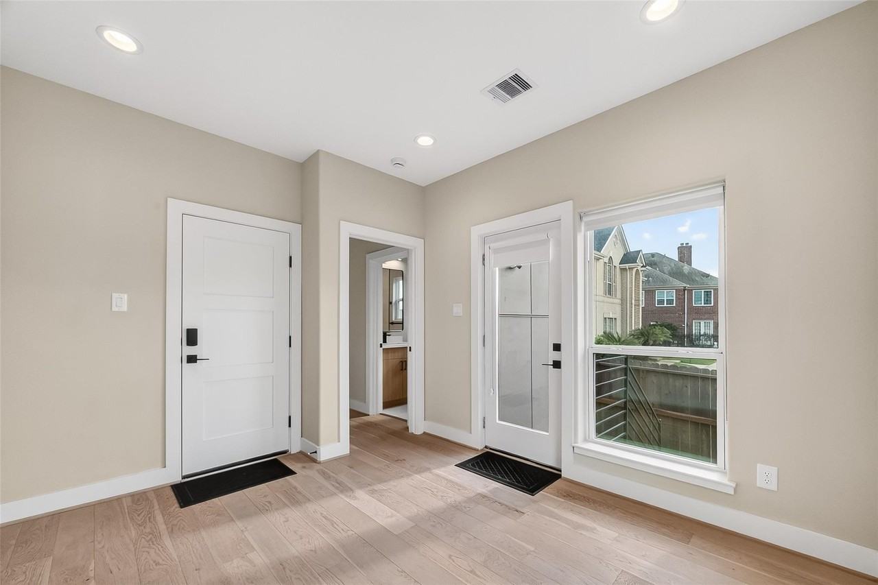 2511 N Macgregor Way - Photo 7 of 42