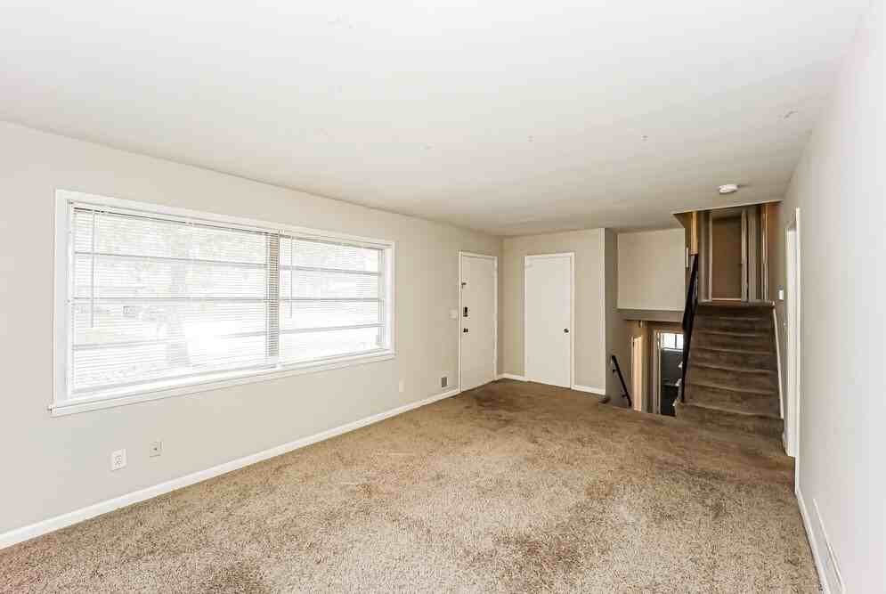 7080 Doncaster Rd - Photo 6 of 18