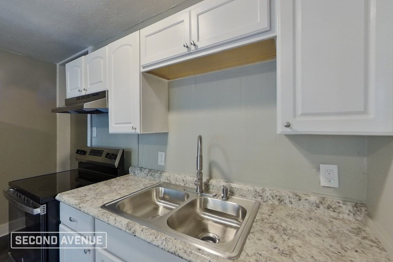 2114 Greenwood Ave - Photo 4 of 27