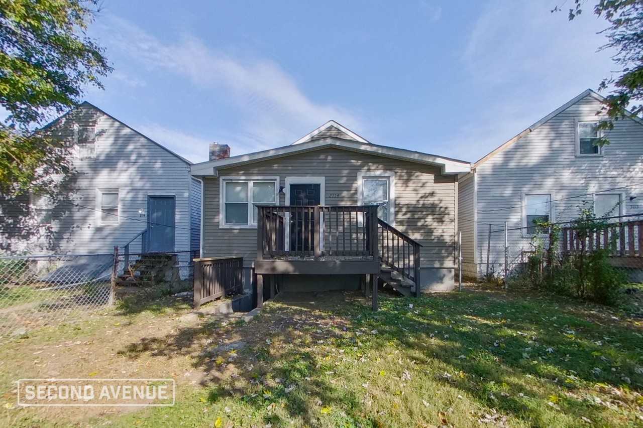 2114 Greenwood Ave - Photo 2 of 27