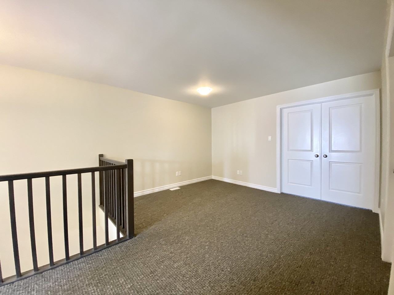 785 Cairn Cres - Photo 2 of 11