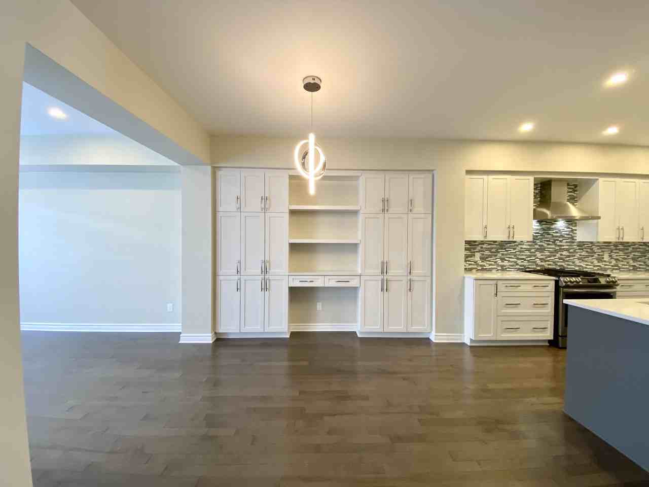 785 Cairn Cres - Photo 4 of 11