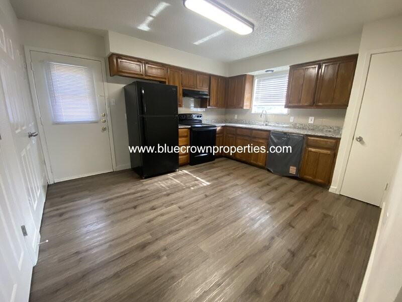 1119 Suburban St - Photo 5 of 12